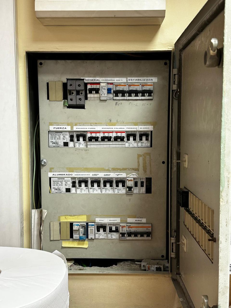Cuadro eléctrico industrial con circuitos de fuerza y alumbrado identificados