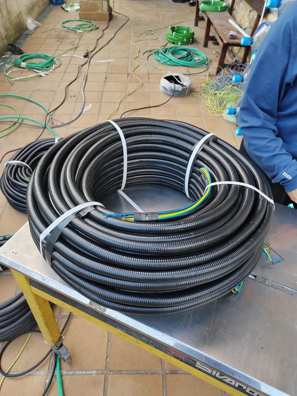 Rollos de tubo precableado fabricados en taller según configuración y normativa