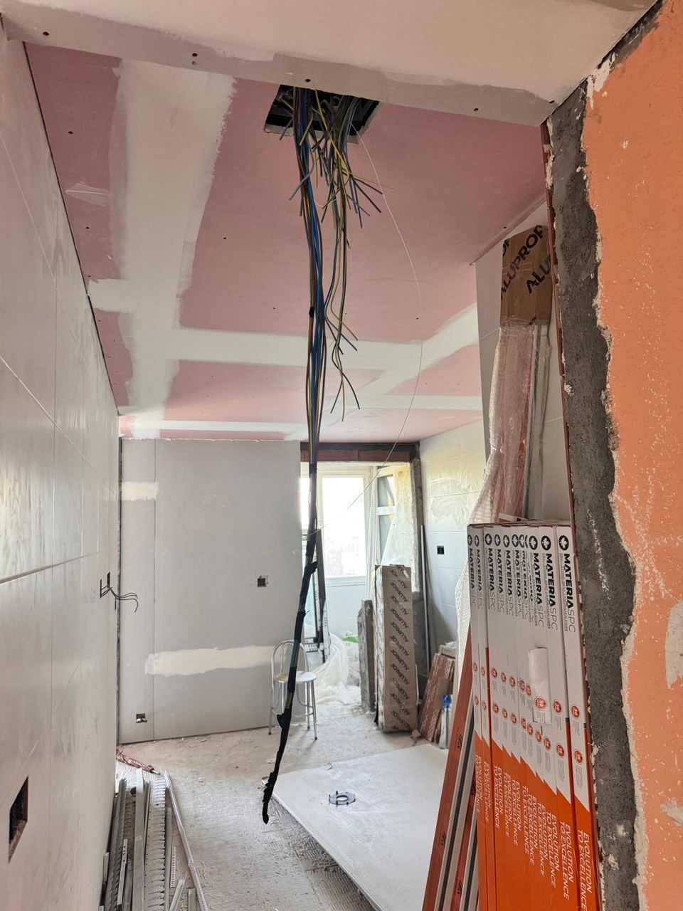 Cableado preparado en el falso techo durante una reforma eléctrica de vivienda