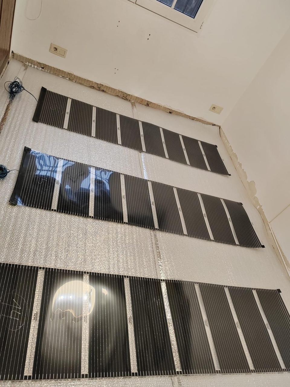 Instalación de suelo radiante eléctrico sobre lámina aislante