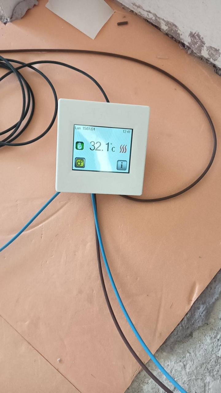 Termostato programable de suelo radiante eléctrico instalado en obra